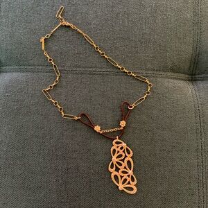Elegant Gold Necklace with Intricate Pendant